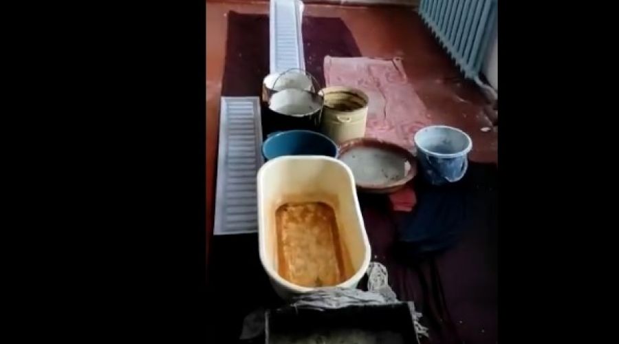 Тазы с водой здесь уже привычное дело