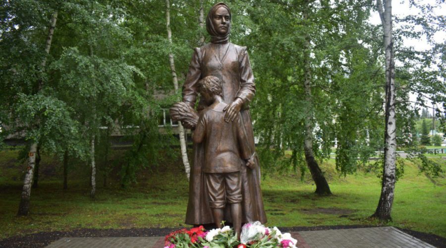 Памятник труженикам тыла и детям войны в Майме