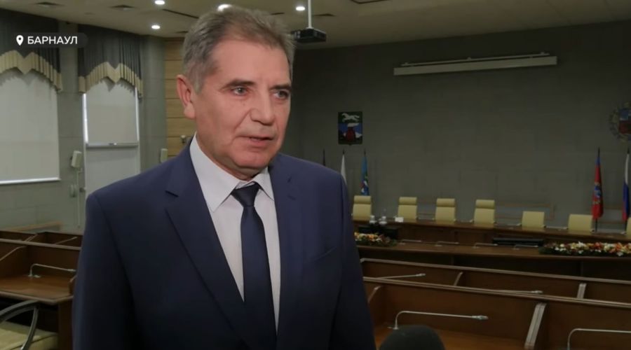 «Работаем практически каждый день»: власти Барнаула рассказали о попытках решить проблему уборки снега