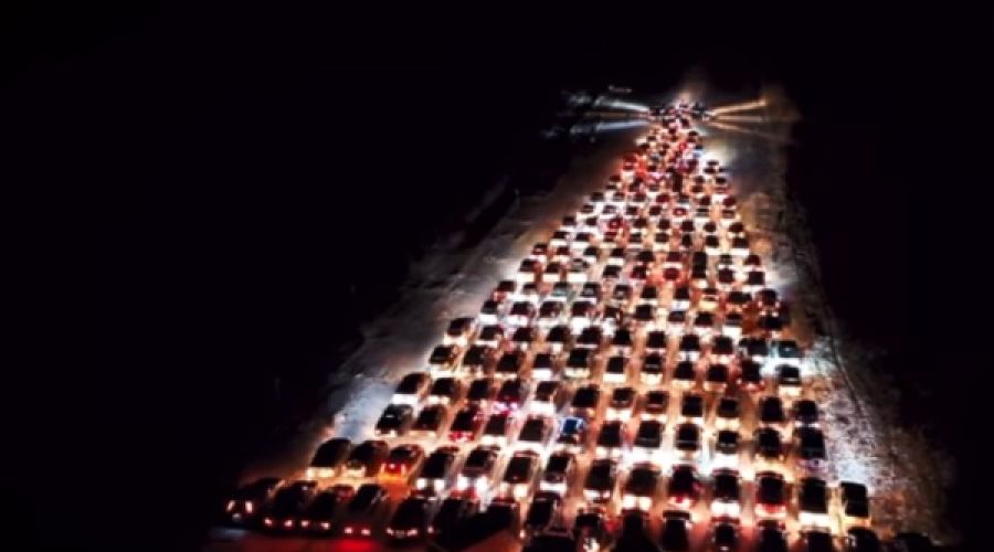 Елка из автомобилей