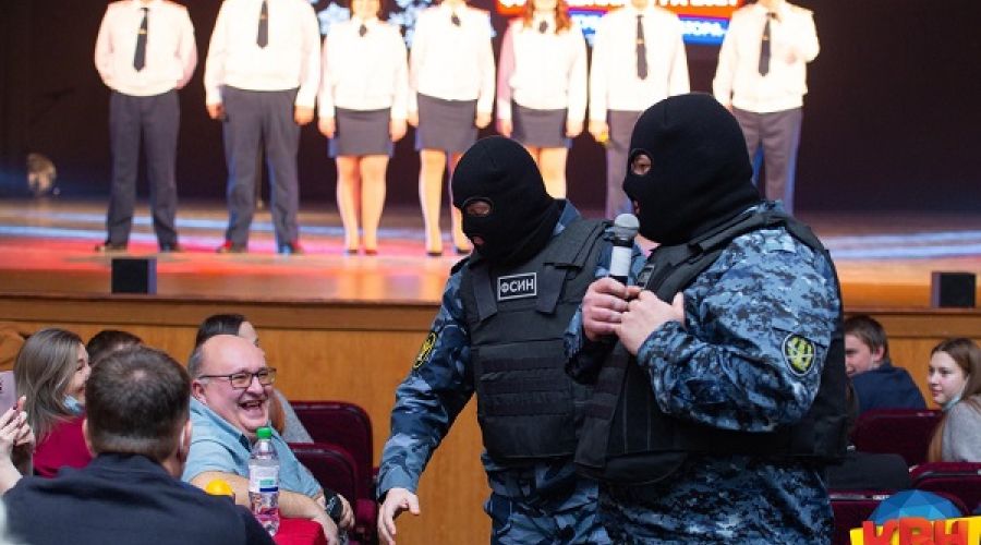 В одном из номеров сотрудники ведомства показали «маски-шоу»