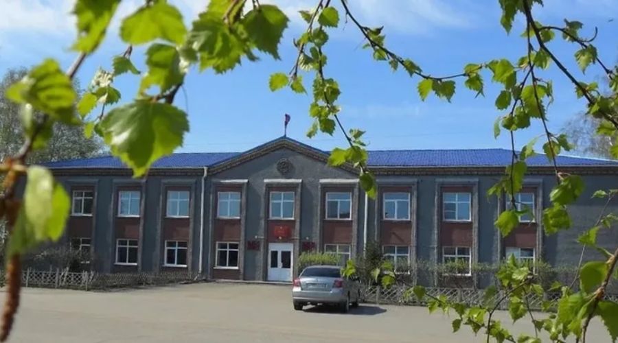 «А вы кто такой?»: Восстановленного судом председателя Калманского райсобрания не пустили на порог своего кабинета