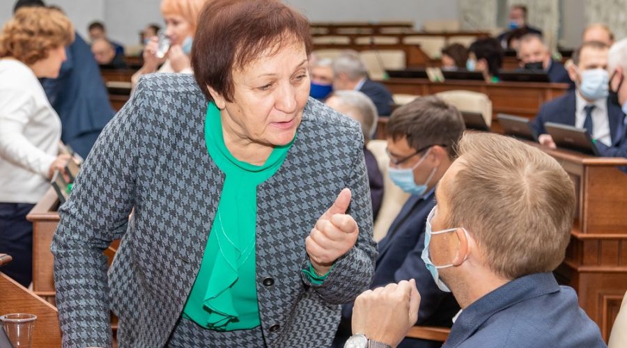 Коммунистка Надежда Дрюпина налаживает коммуникацию с эсерами