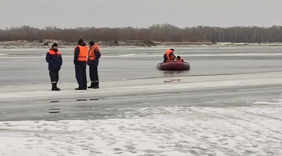 Водолазы пытаются отыскать водителя