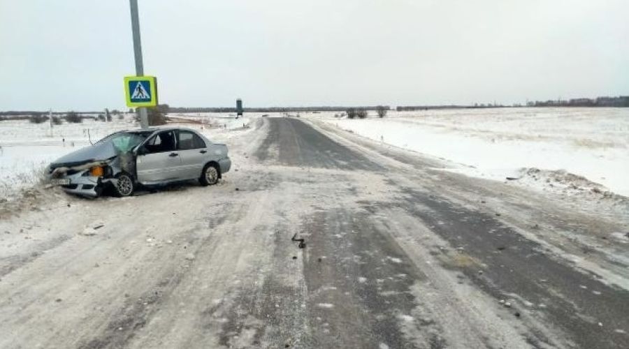 Авто занесло на столб