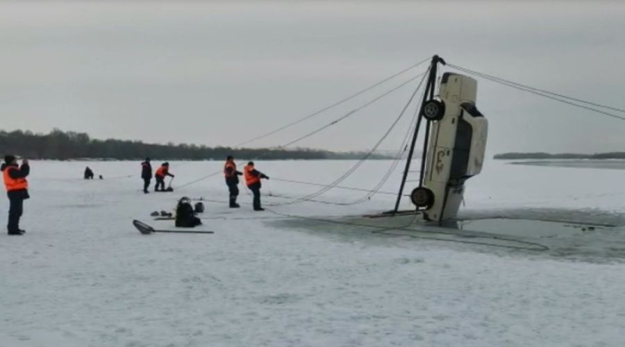 Машину извлекли из воды