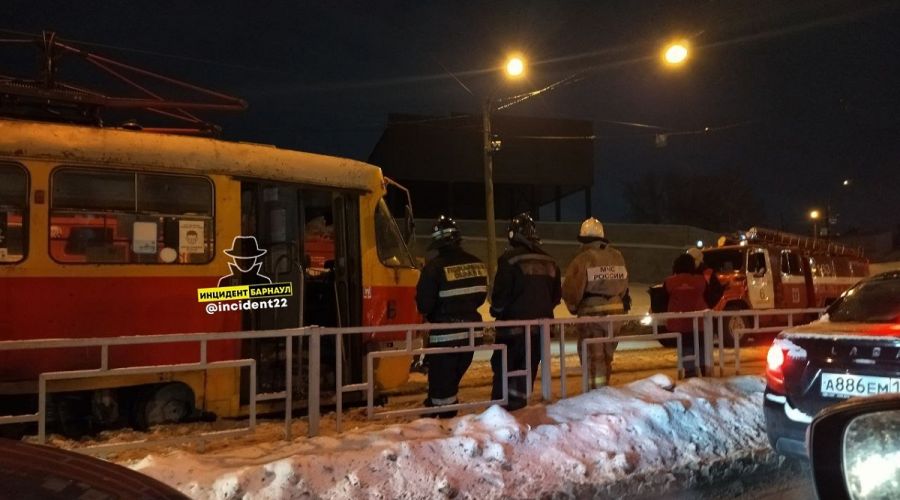Барнаульцам пришлось спешно эвакуироваться из горящего трамвая