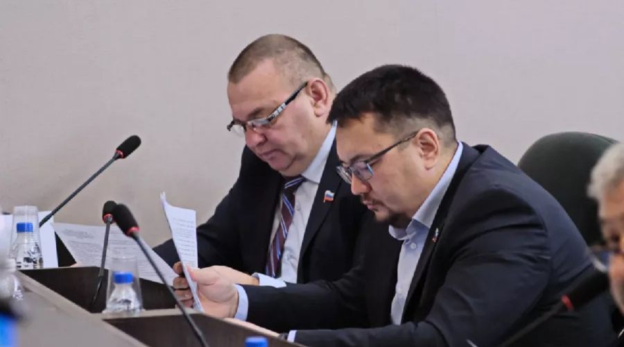 Анатолий Чуй (справа)