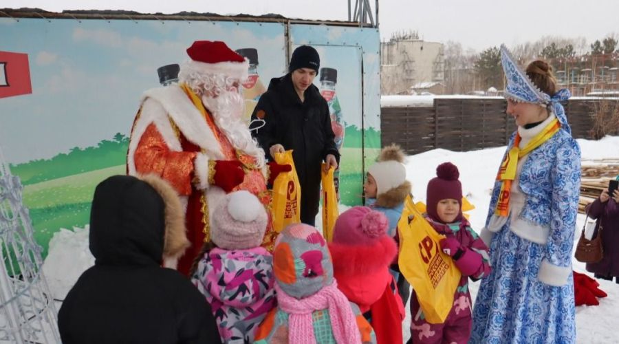 Алтайские эсеры поздравили жителей Барнаула с наступающим Новым годом