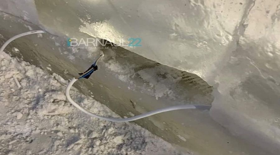 Ах, как хочется ворваться: мэрия Барнаула объяснила торчащие из льда провода в новогоднем городке происками воров