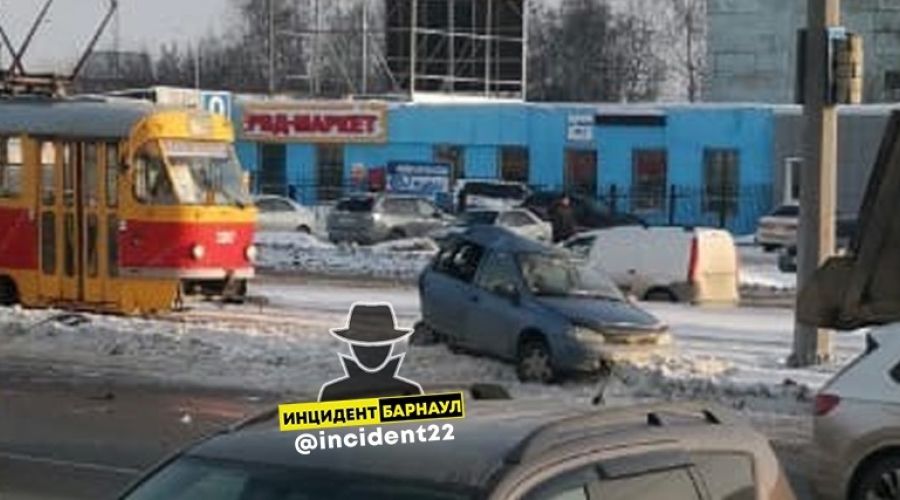 Заднюю часть авто полностью смяло