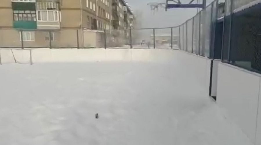 Площадка покрыта сугробами