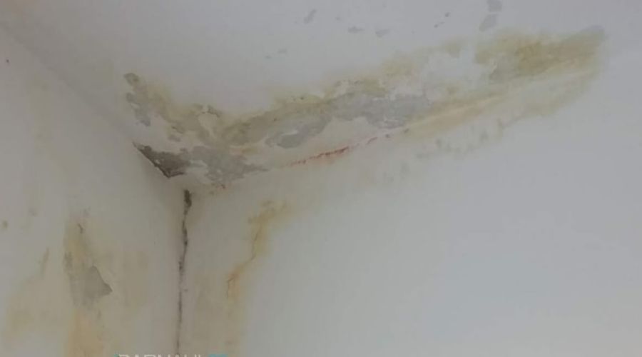 С таким потолками людям приходится зимовать