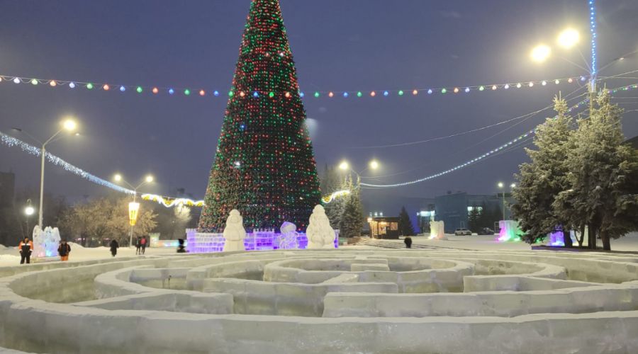 Праздник кончился: в Барнауле начали разбирать новогодний городок на площади Сахарова