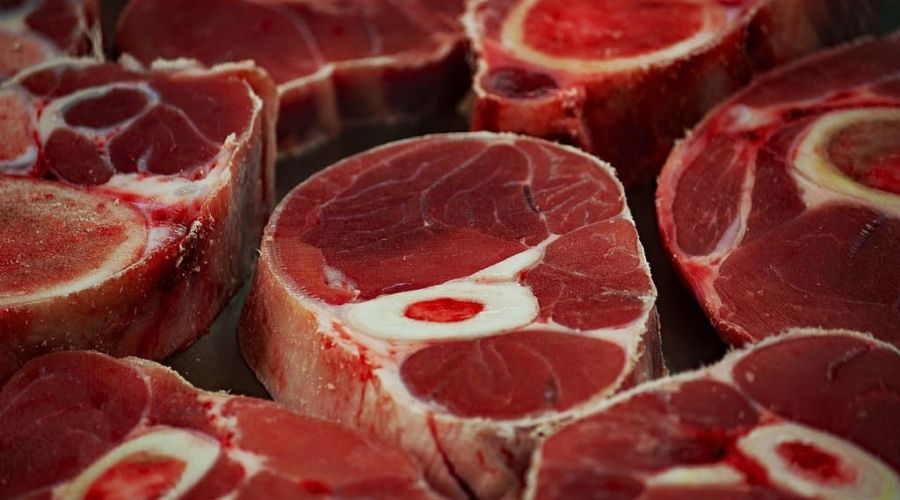 На рынках цены на мясо взлетели