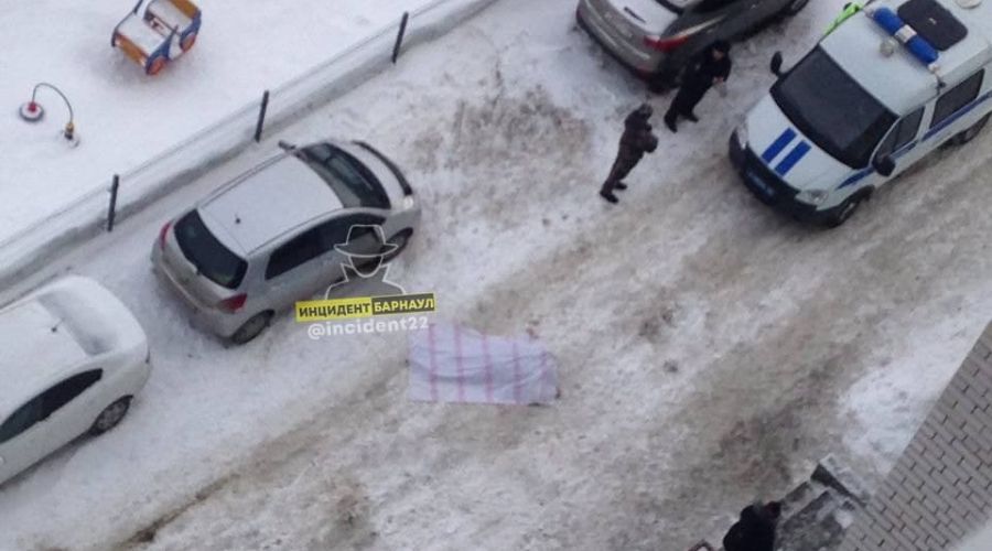 В Барнауле мужчина погиб в результате падения с балкона многоэтажного дома