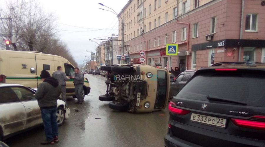 Инкассаторский автомобиль перевернулся после ДТП в центре Барнаула