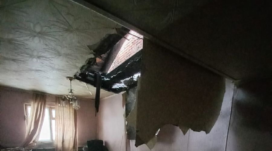 Обрушение потолка в одном из помещений аварийного дома в Барнауле не ускорило его расселение