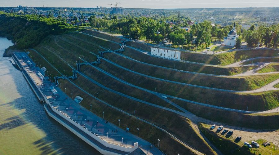 Власти Барнаула «променяли» спортивный комплекс с водоемом в Нагорном парке на «доблестную» стелу