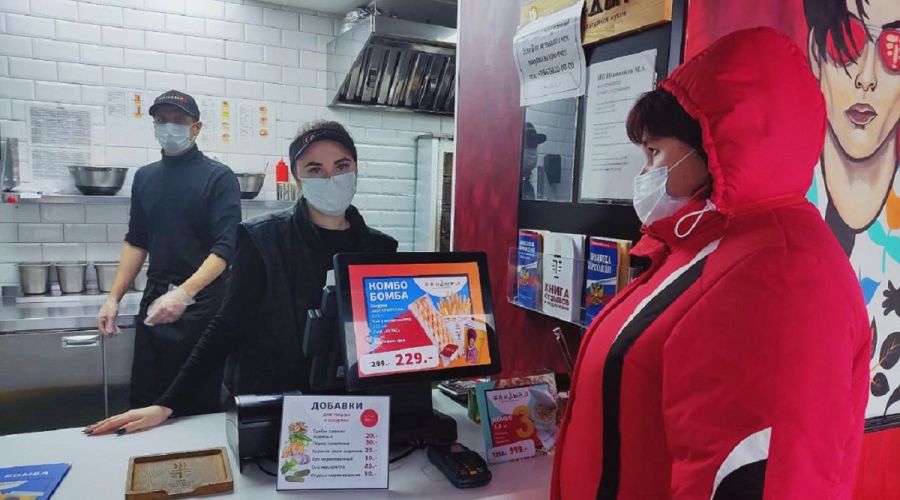 В Барнауле нашли всего одно нарушение проверки QR-кодов в объектах торговли и общепита