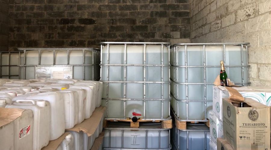 Два барнаульских дельца отделались условными сроками за оборот десятков тысяч литров контрафактного алкоголя