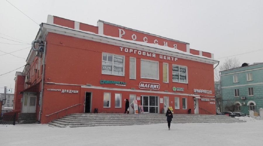 В Барнауле продают превращенное в ТЦ здание бывшего кинотеатра «Россия»