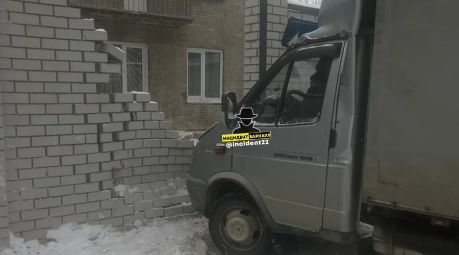«ГАЗель» снесла кирпичный забор после спуска по крутой рампе в элитном барнаульском ЖК
