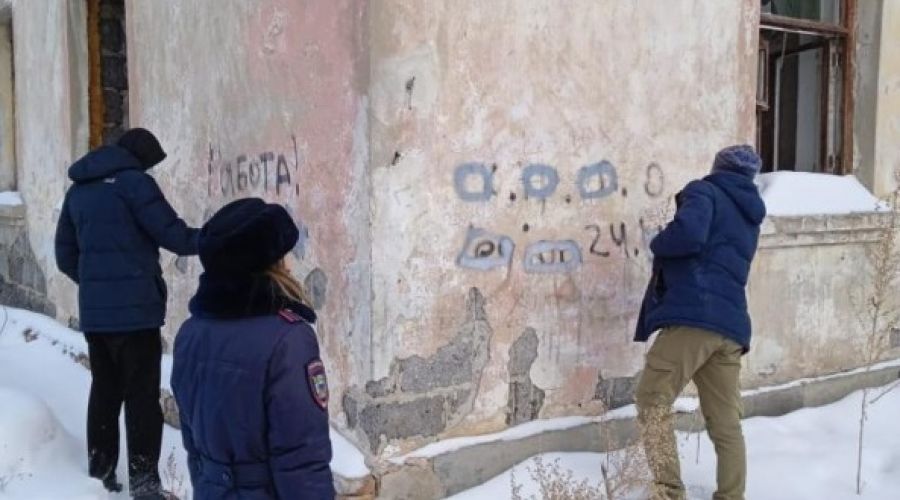 Представителей полиции происходящее, похоже, не смущает