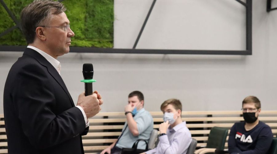 Лидер алтайских эсеров объяснил студентам опасность реформы местного самоуправления и предложил итальянскую модель