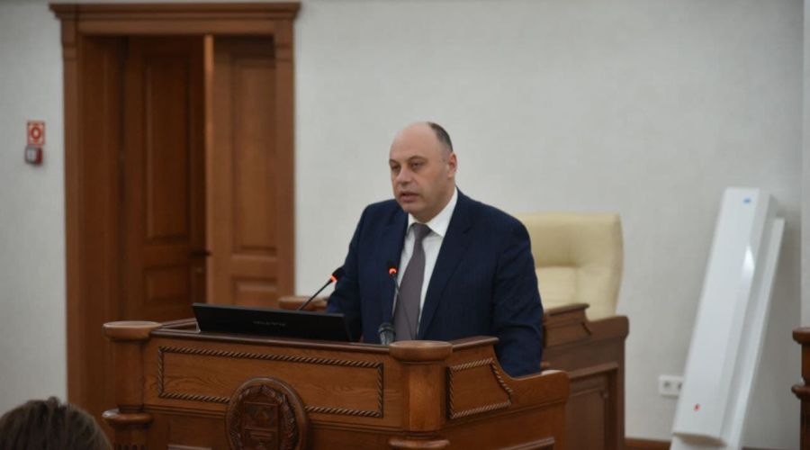 Министр финансов Алтайского края Данил Ситников представляет поправки в бюджет