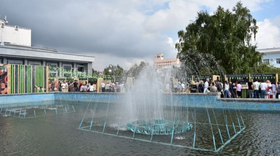 Фонтан на площади Сахарова