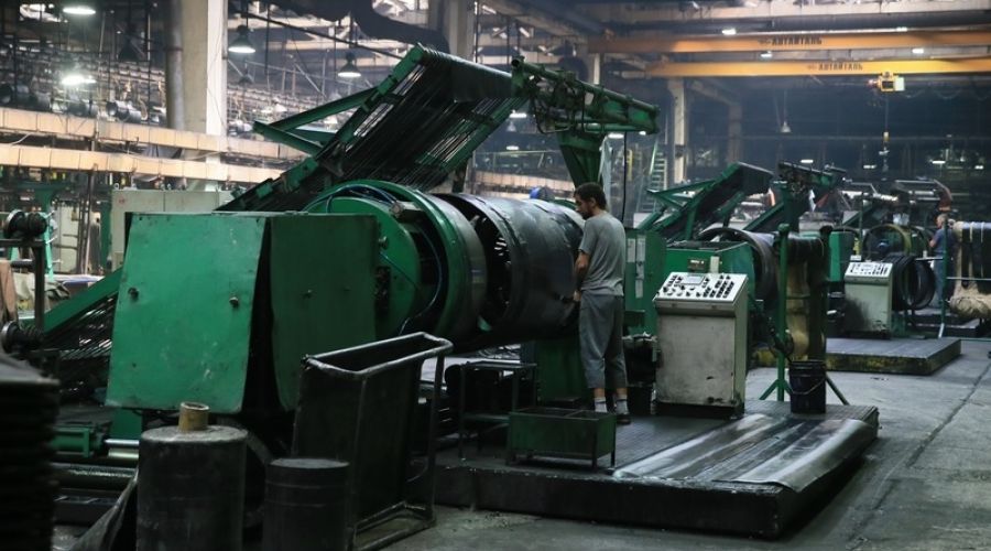 Работники Алтайского шинного комбината устроили забастовку из-за «заморозки» зарплат? (обновлено)