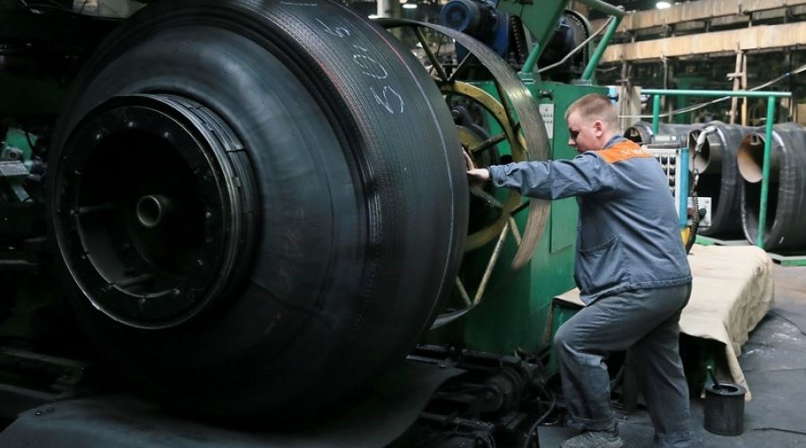 Рабочие Алтайского шинного комбината прекратили стачку после обещаний начальства выплатить все деньги<span style=