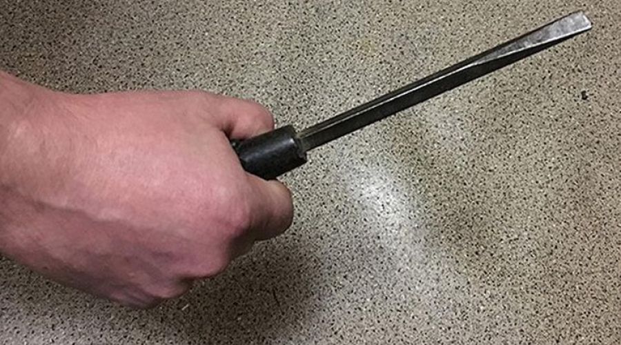 Мужчина напал на полицейского