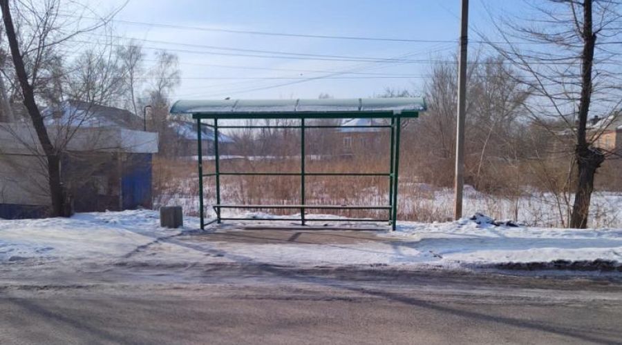 Рубцовские вандалы сняли поликарбонат с автобусной остановки