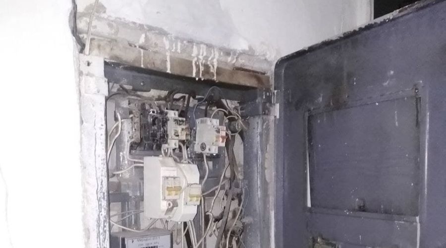 В одном из домов под управлением УК вода заливает электрощиток