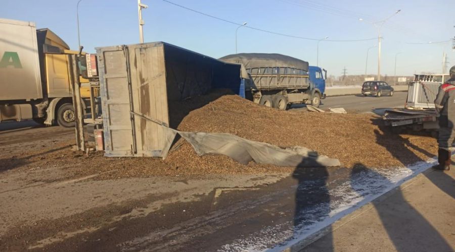 На трассе под Барнаулом перевернулся прицеп с гречкой