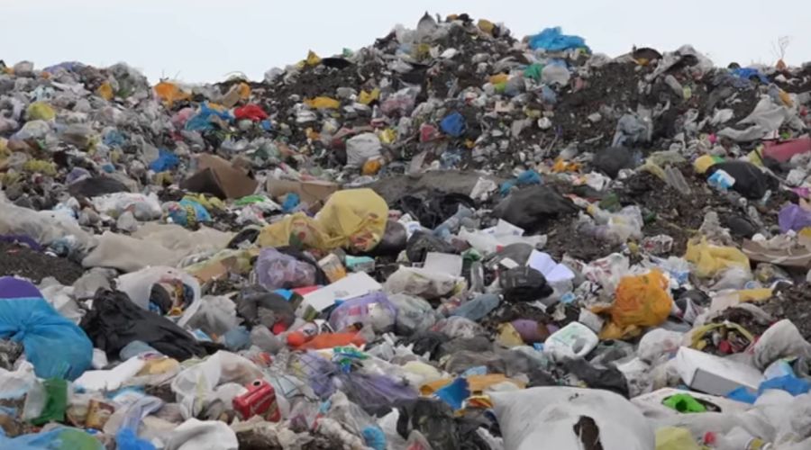 Конфликт скандального регоператора и полигона ТКО «сложился» в горы мусора у алтайского райцентра