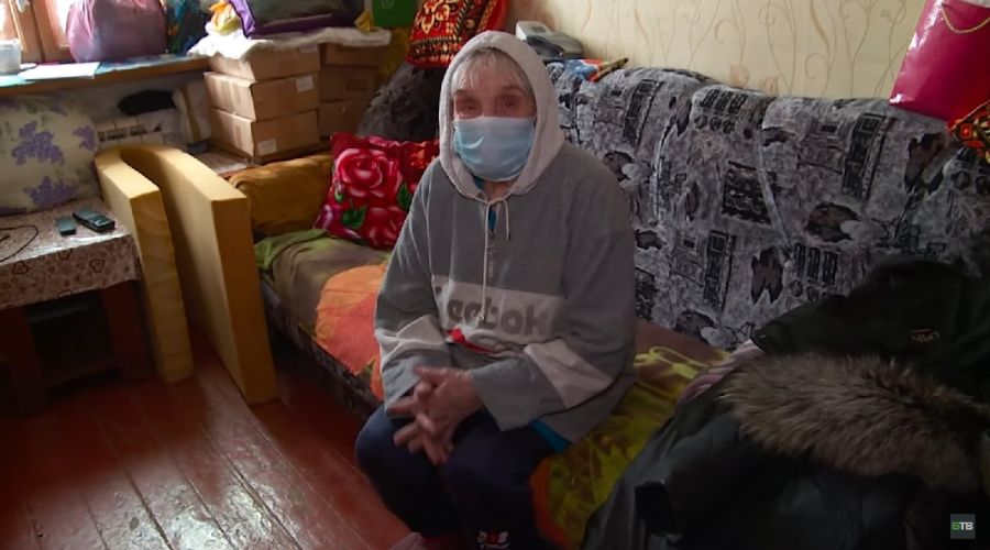 82-летней жительнице Бийска приходится отбиваться от мародеров в аварийном доме