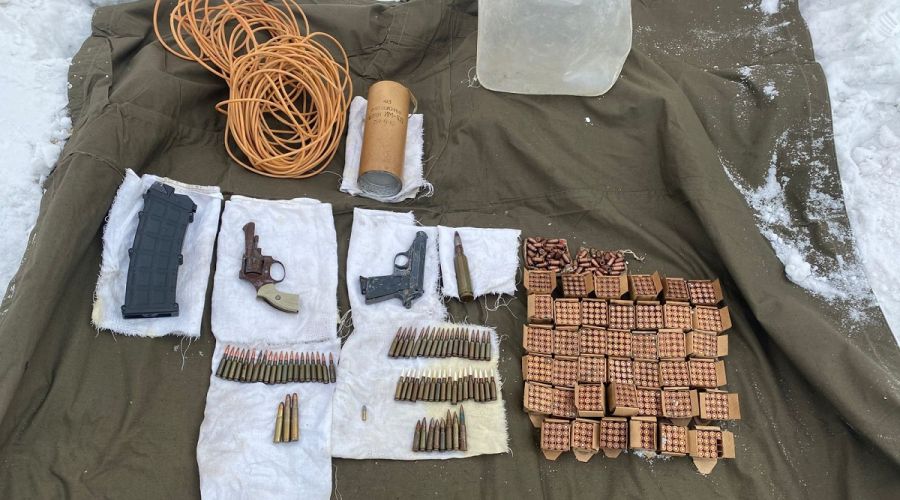 Силовики нашли тайник с оружием и боеприпасами возле заброшенного здания в Бийске