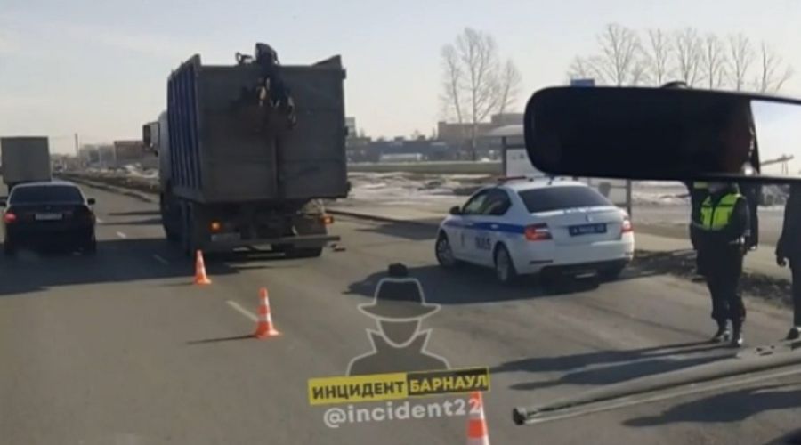 Грузовик насмерть сбил женщину на пешеходном переходе в Барнауле