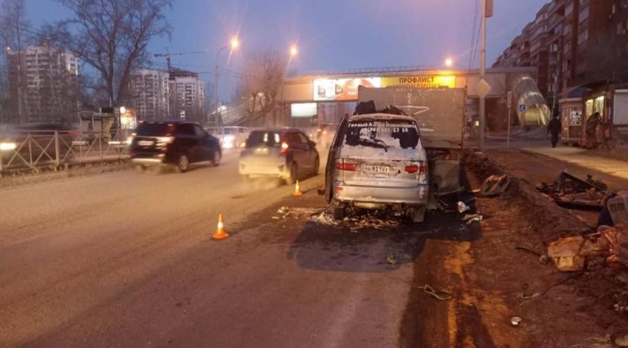 Перевозивший пассажиров с Алтая минивэн попал в смертельную аварию в Новосибирске