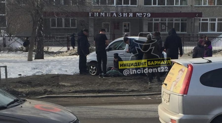 Водитель иномарки на высокой скорости сбил школьницу у барнаульской гимназии № 79