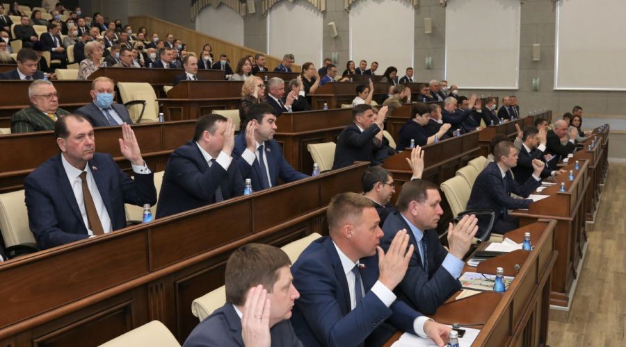 «Политически зрелые» барнаульские депутаты без единого голоса «против» приняли годовой отчет мэра