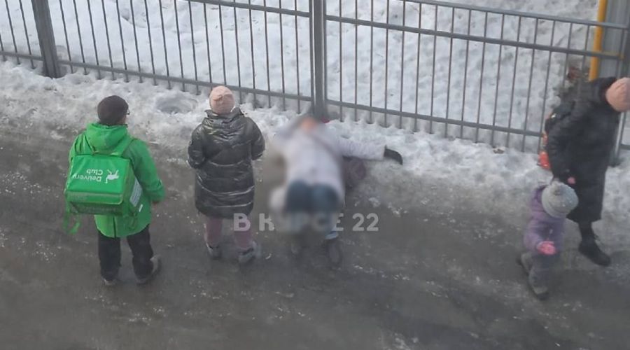 21 марта женщина предположительно сломала руку после падения