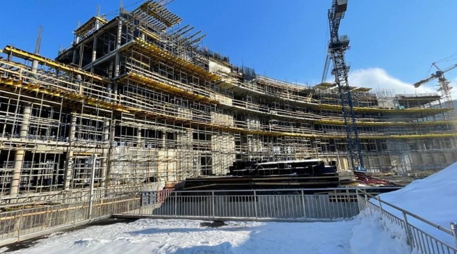 «Вышли на финишную прямую»: ЧП на алтайском курорте «Манжерок» не повлияло на стройку пятизвездочного отеля