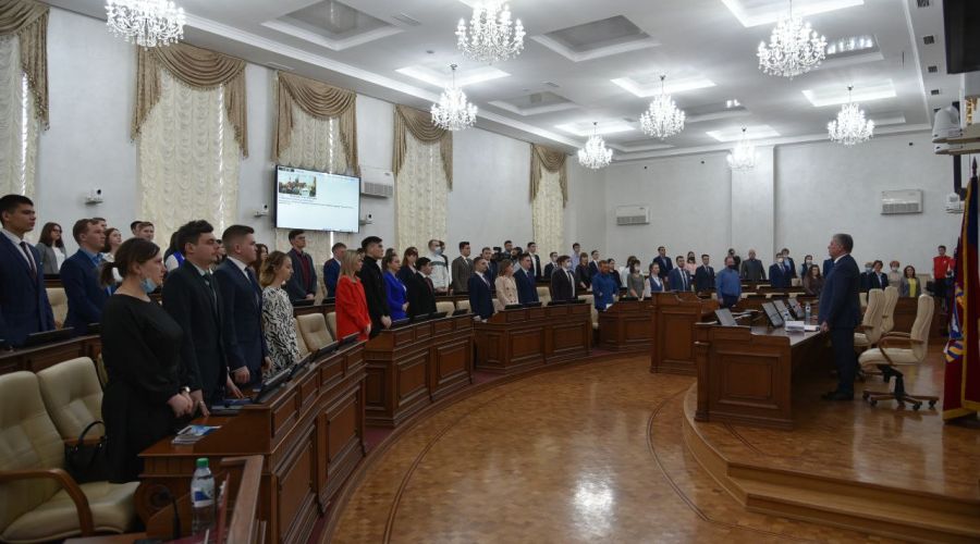 Портрет политика в юности: депутат Алтайского Заксобрания снова стал председателем Молодежного парламента