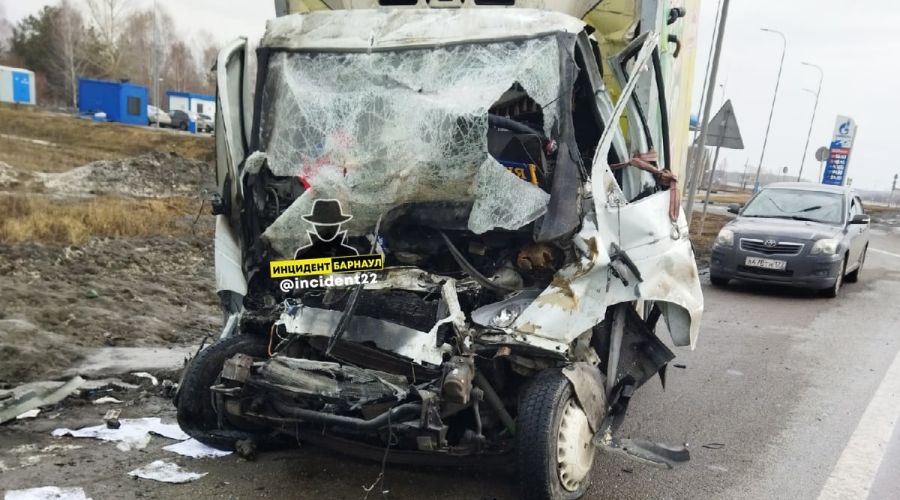 Молодая девушка погибла в аварии с двумя грузовиками возле кладбища Новоалтайска