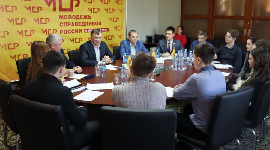 Справедливороссы за круглым столом с алтайской молодежью обсудили проблемы поколения Z