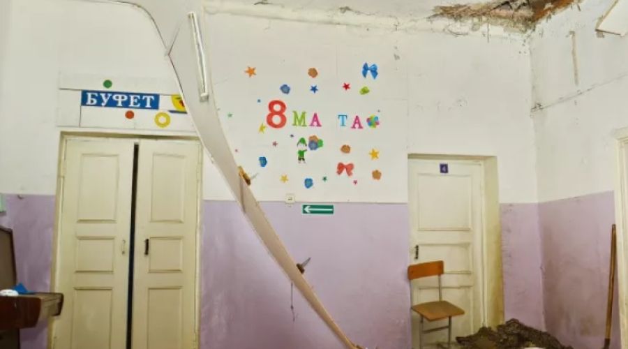 В Бийске обсуждают судьбу местной школы после обрушения потолка в одном из корпусов